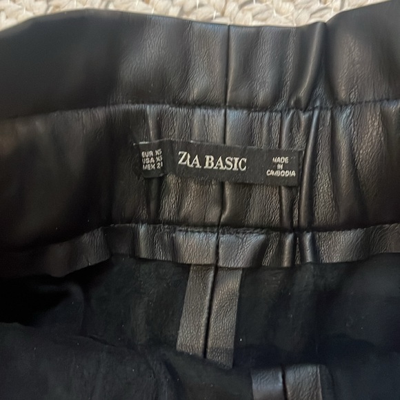 Black leather zara basic shorts like new size Xs - Picture 3 of 4